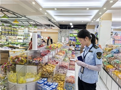 青阳县市场监管局庙前市场监管所开展国庆节前旅游市场安全检查，全面规范日用百货销售